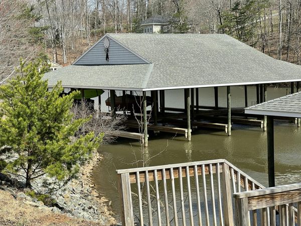 15 Watchtower DR, Moneta, VA 24121