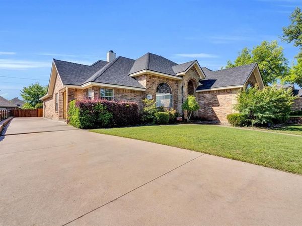 1607 W Westhill Drive, Cleburne, TX 76033
