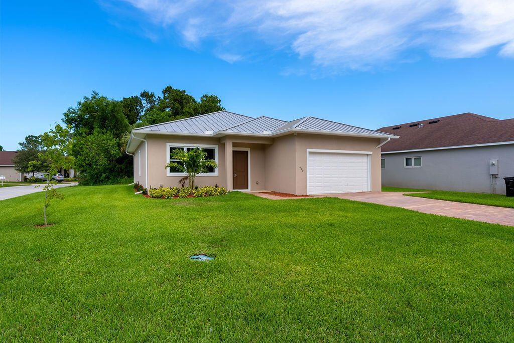 660 NE Moss Rose Place, Port Saint Lucie, FL 34983 Photo