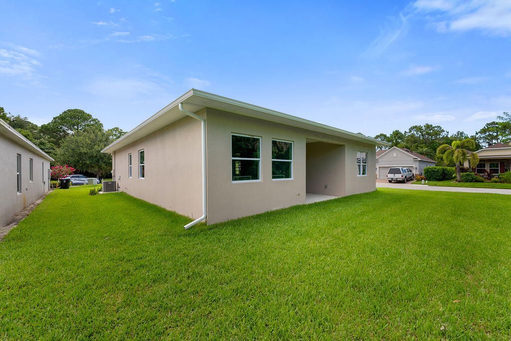 660 NE Moss Rose Place, Port Saint Lucie, FL 34983 Photo