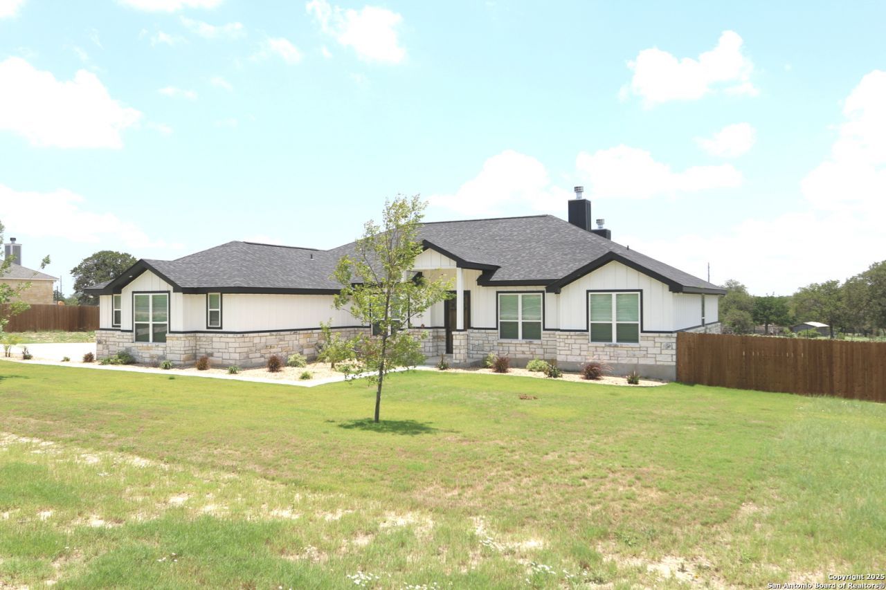 109 Hondo Drive, La Vernia, TX 78121 Main Photo