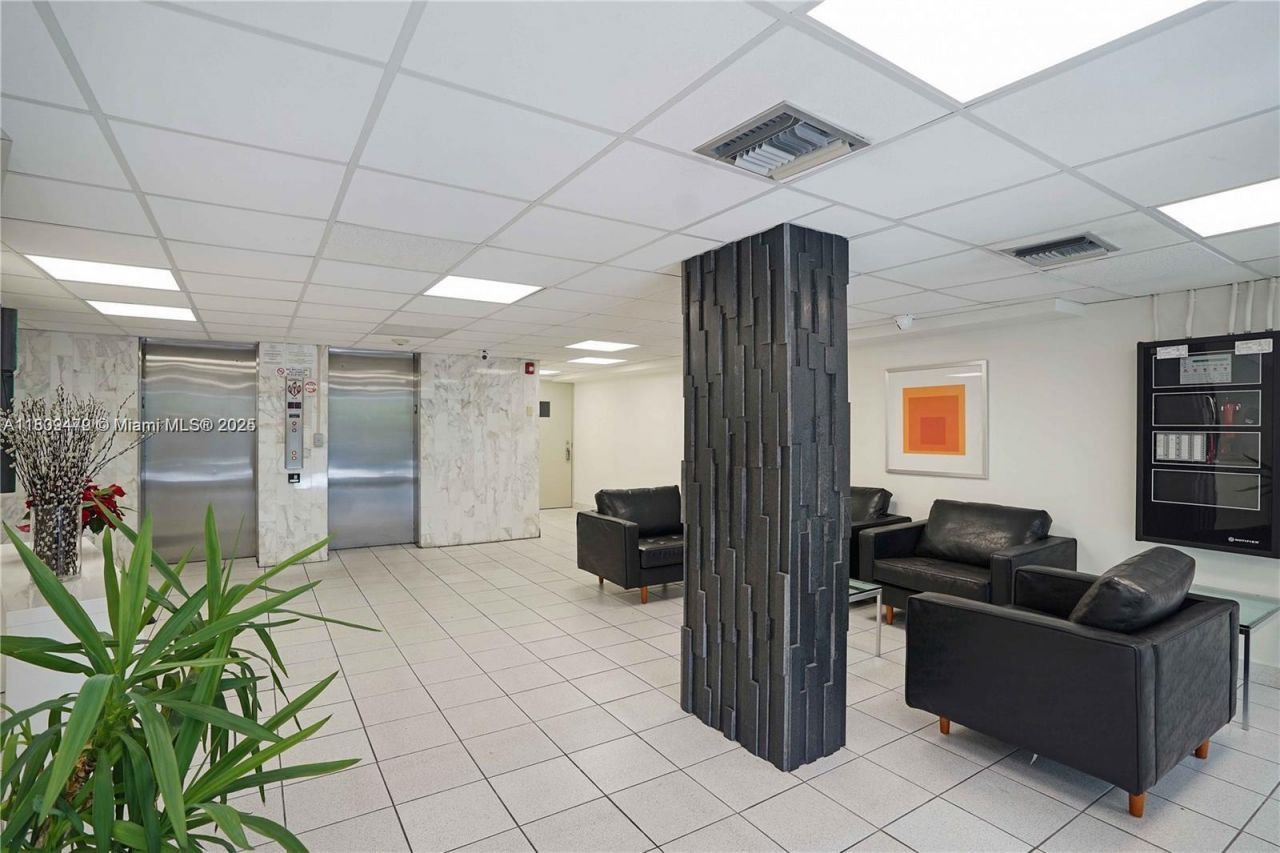 245 18th St, Unit 305, Miami Beach, FL 33139 Photo