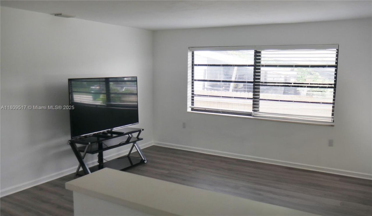 1930 NW 55th St, Miami, FL 33142 Photo