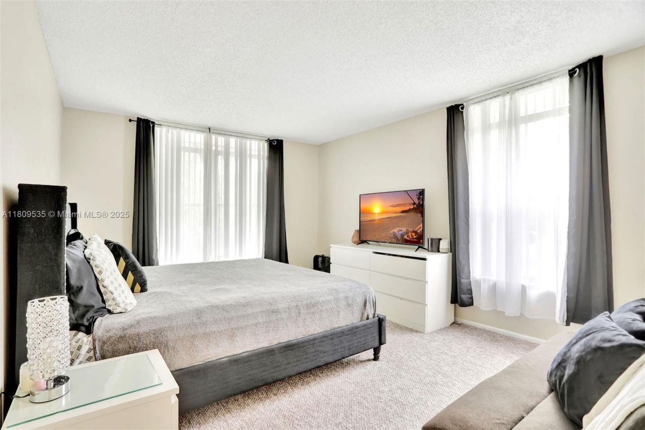 3660 Inverrary Dr, Unit 2X, Lauderhill, FL 33319 Photo