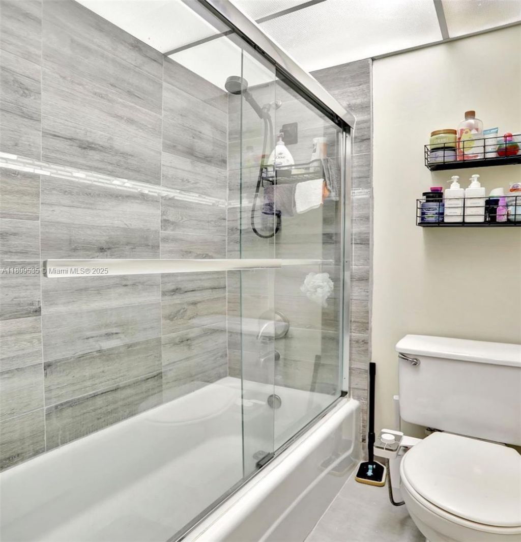 3660 Inverrary Dr, Unit 2X, Lauderhill, FL 33319 Photo