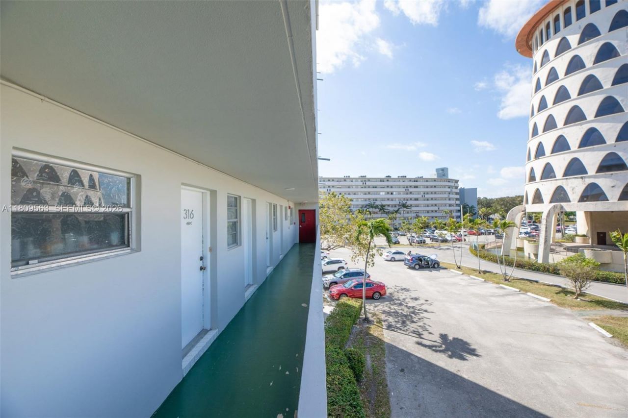 1770 NE 191st St, Unit 316-1, Miami, FL 33179 Photo