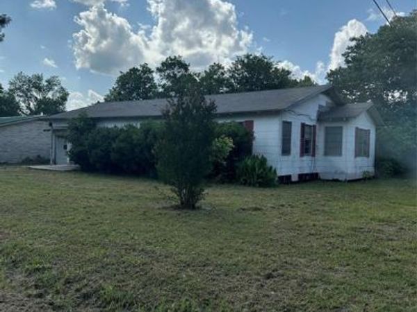 202 W Rowena Street, Rosebud, TX 76570