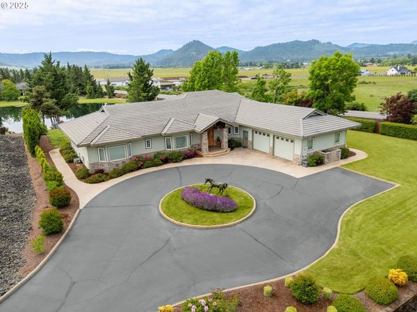 245 FAIRWAY VILLAGE LN, Roseburg, OR 97471