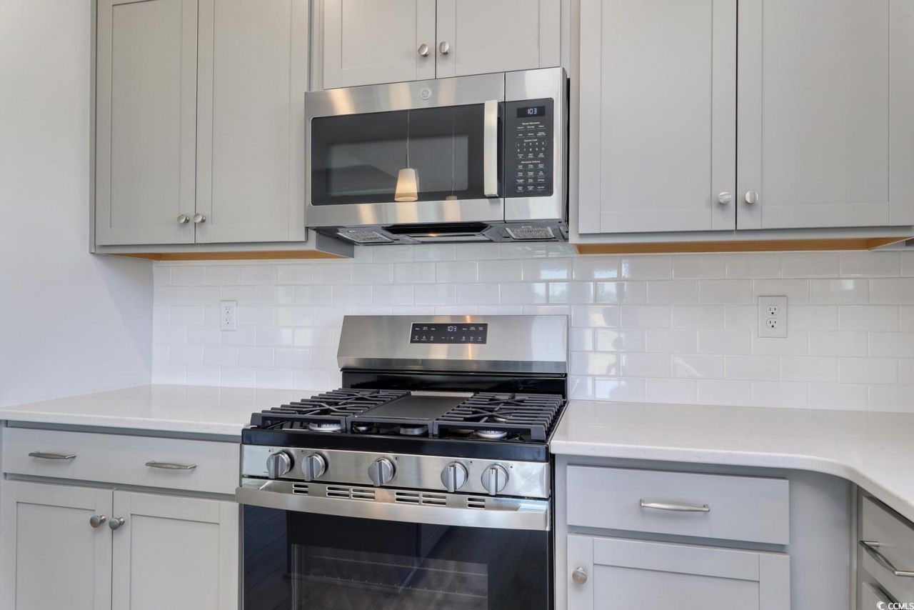 331 Garden Grove St Photo 6