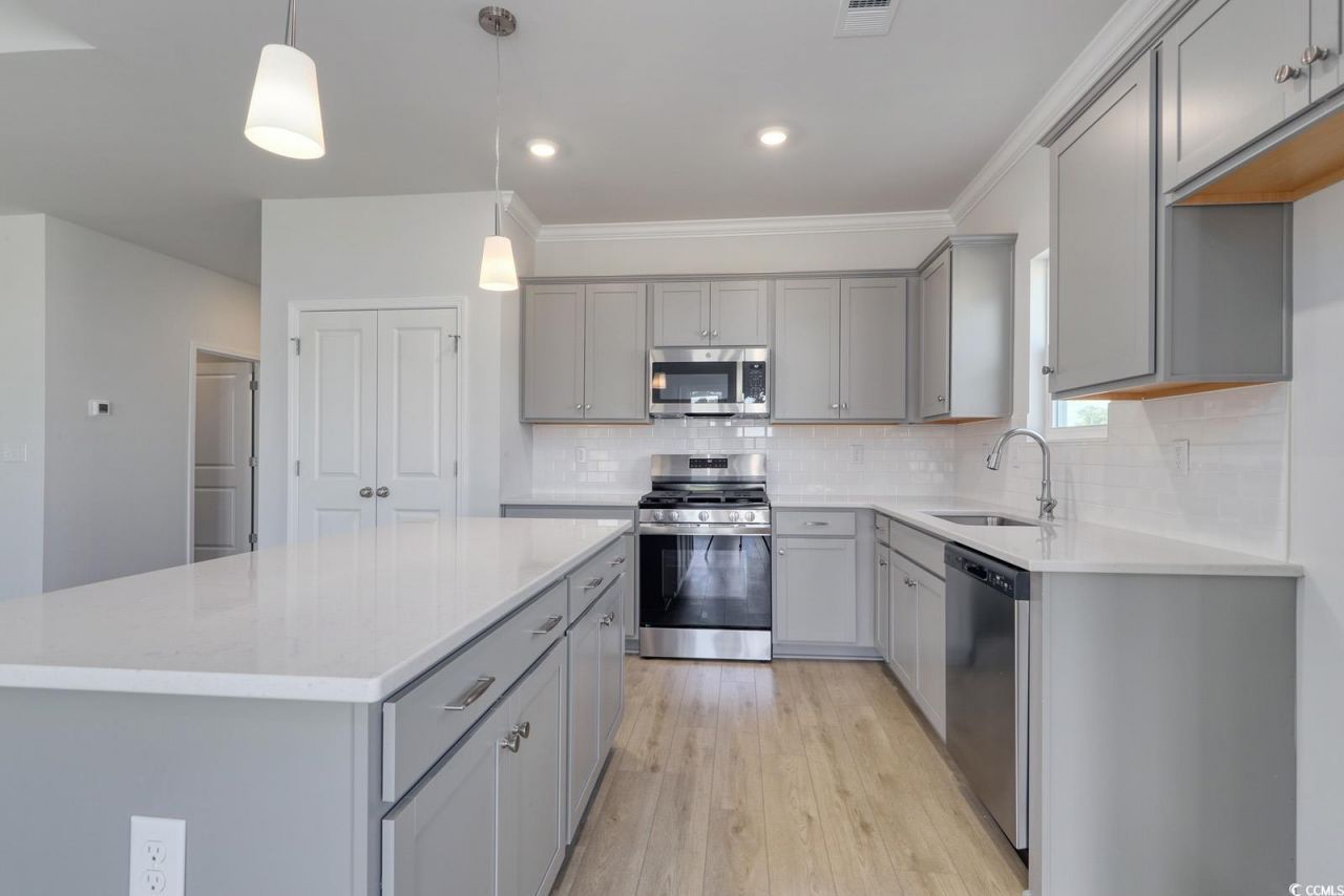 331 Garden Grove St Photo 7