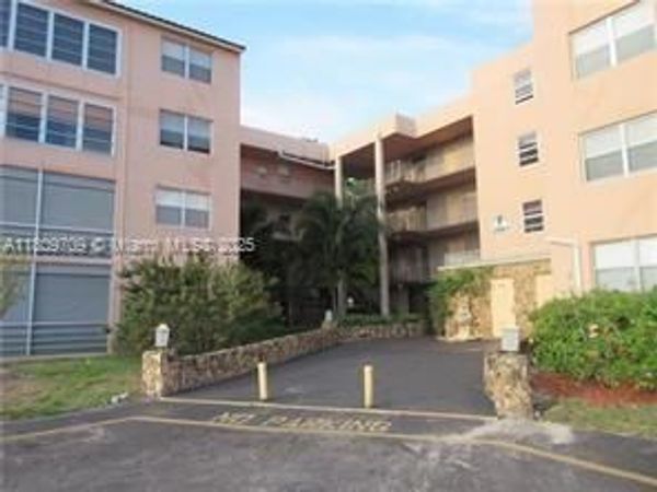 2861 Somerset Dr, Unit 107, Lauderdale Lakes, FL 33311