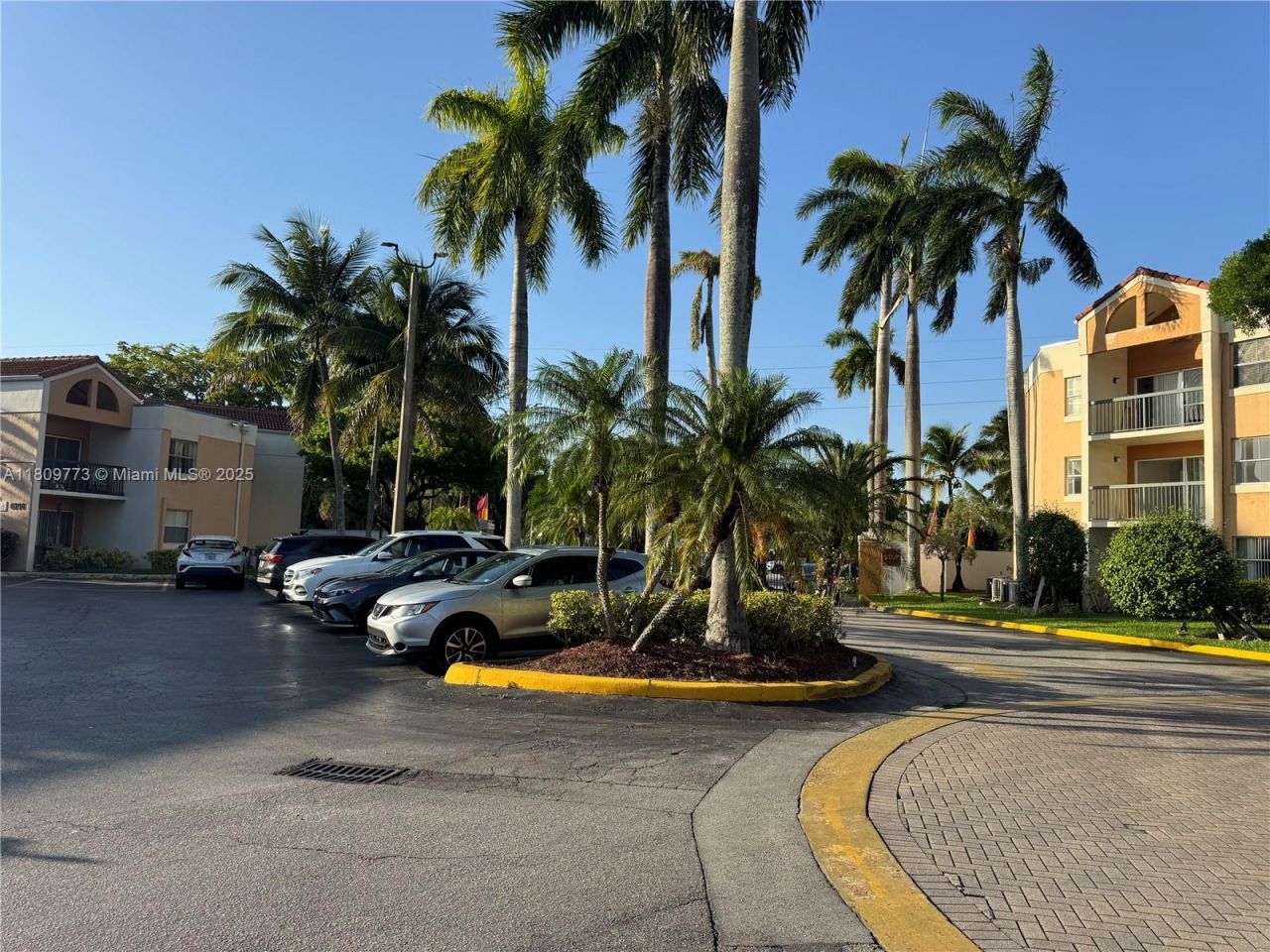 6276 NW 186th St, Unit 305, Hialeah, FL 33015 Photo