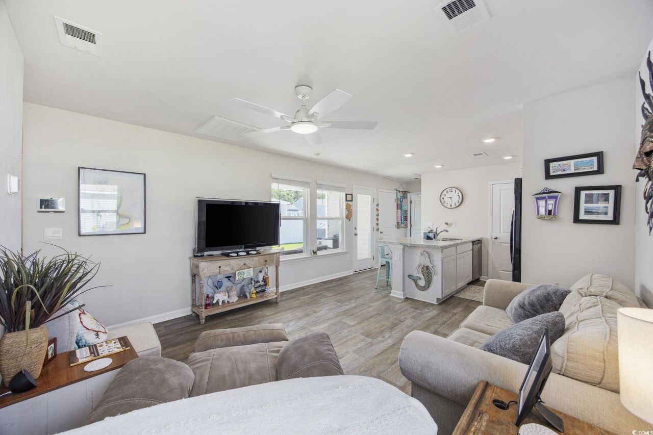 924 Akron St. Photo 12