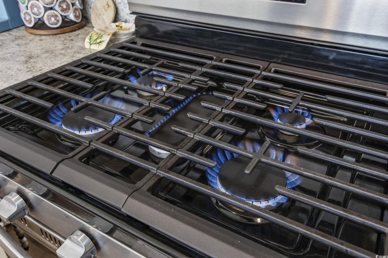 924 Akron St. Photo 16