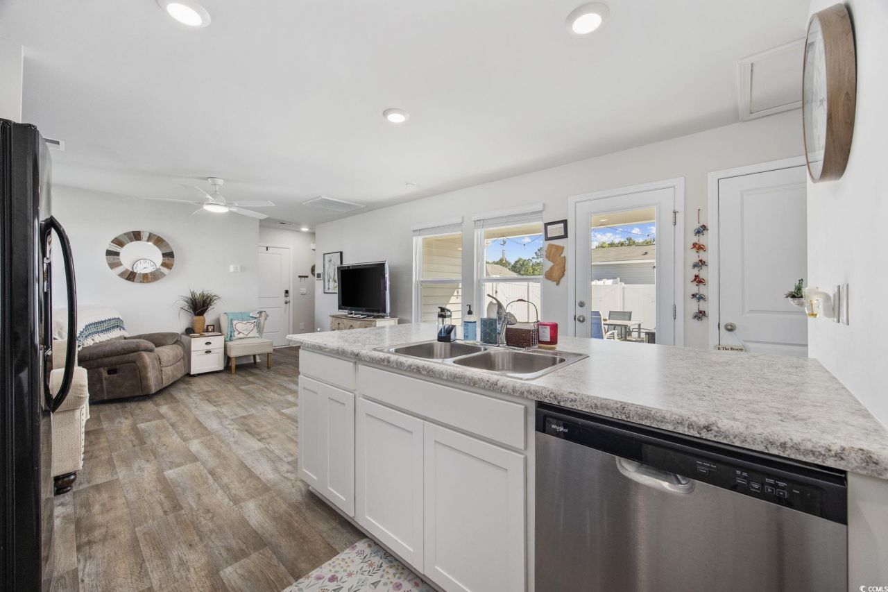 924 Akron St. Photo 17