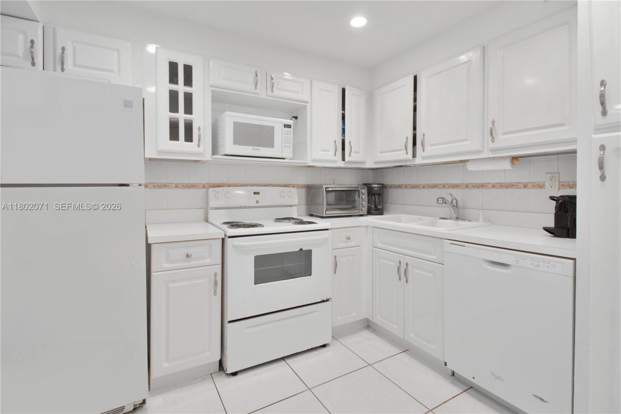 5838 Collins Ave, Unit 2H, Miami Beach, FL 33140 Photo