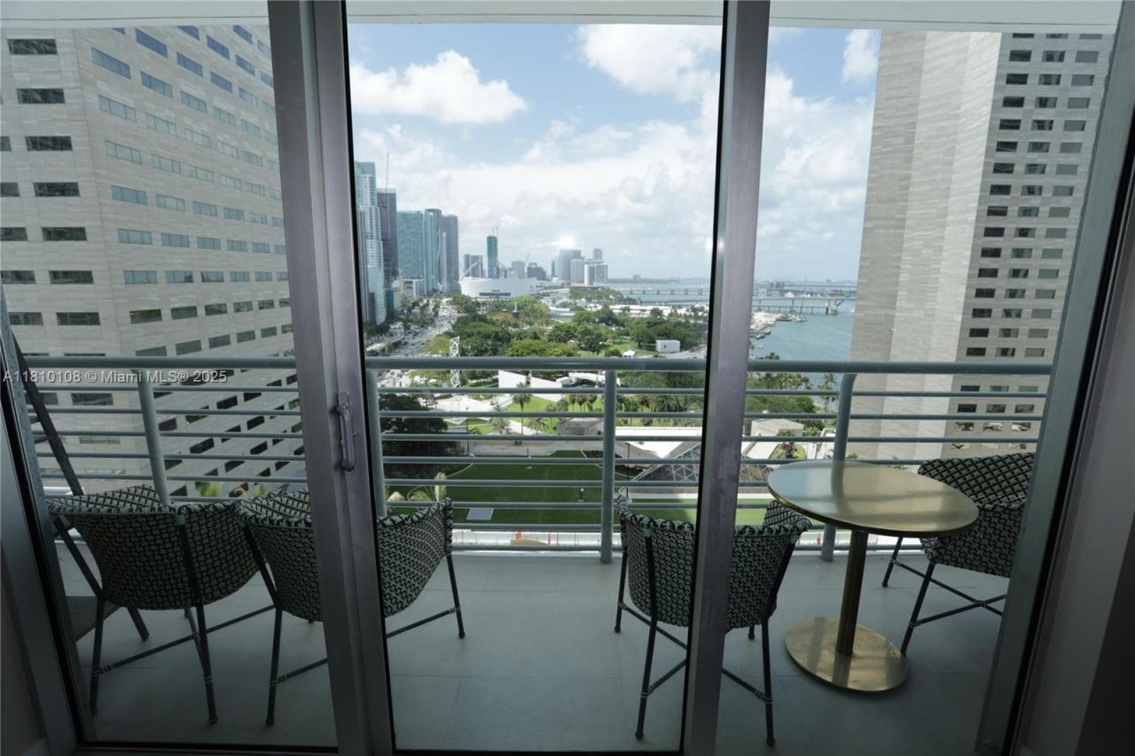 325 S Biscayne Blvd, Unit 1822, Miami, FL 33131 Photo