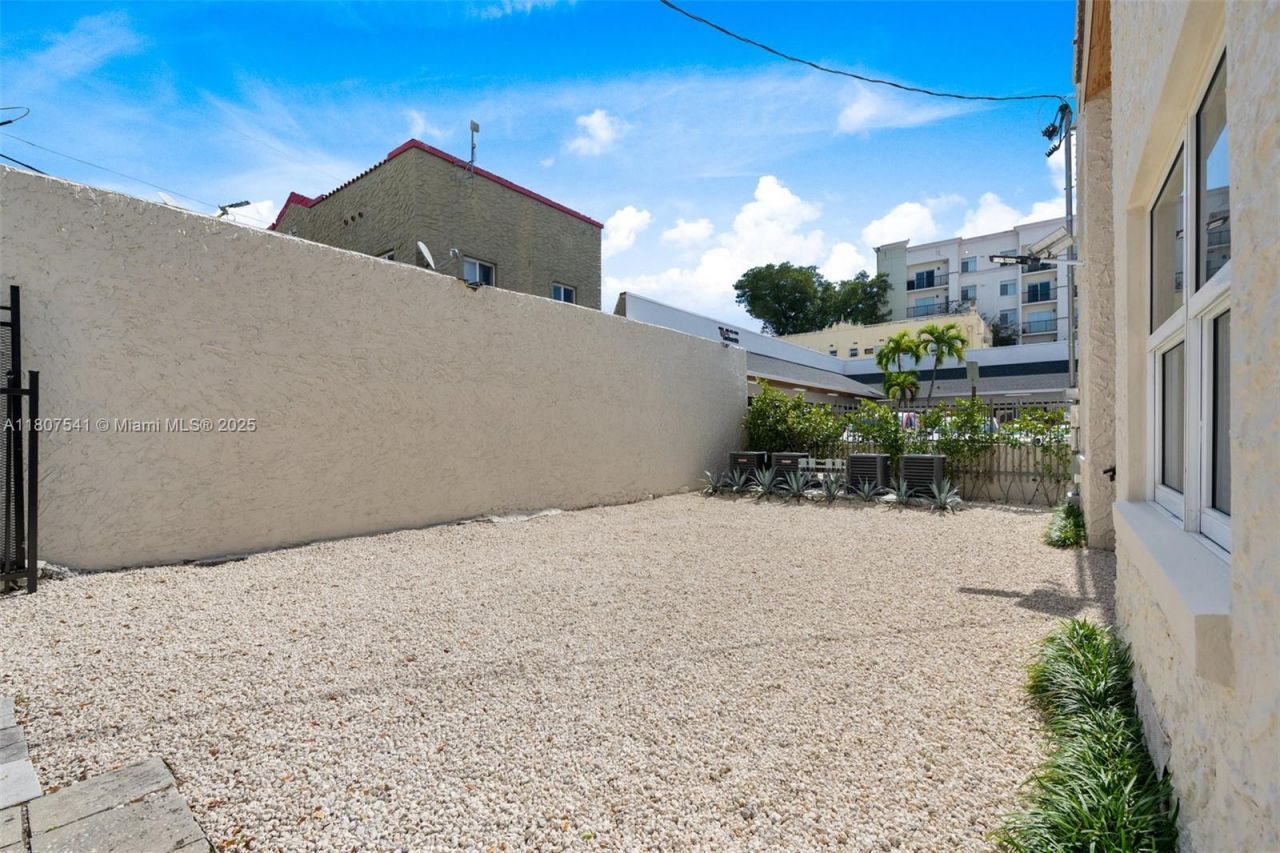 403 SW 12th Ave, Unit 4, Miami, FL 33130 Photo