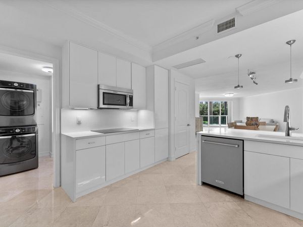 550 SE Mizner Boulevard, Unit B206, Boca Raton, FL 33432