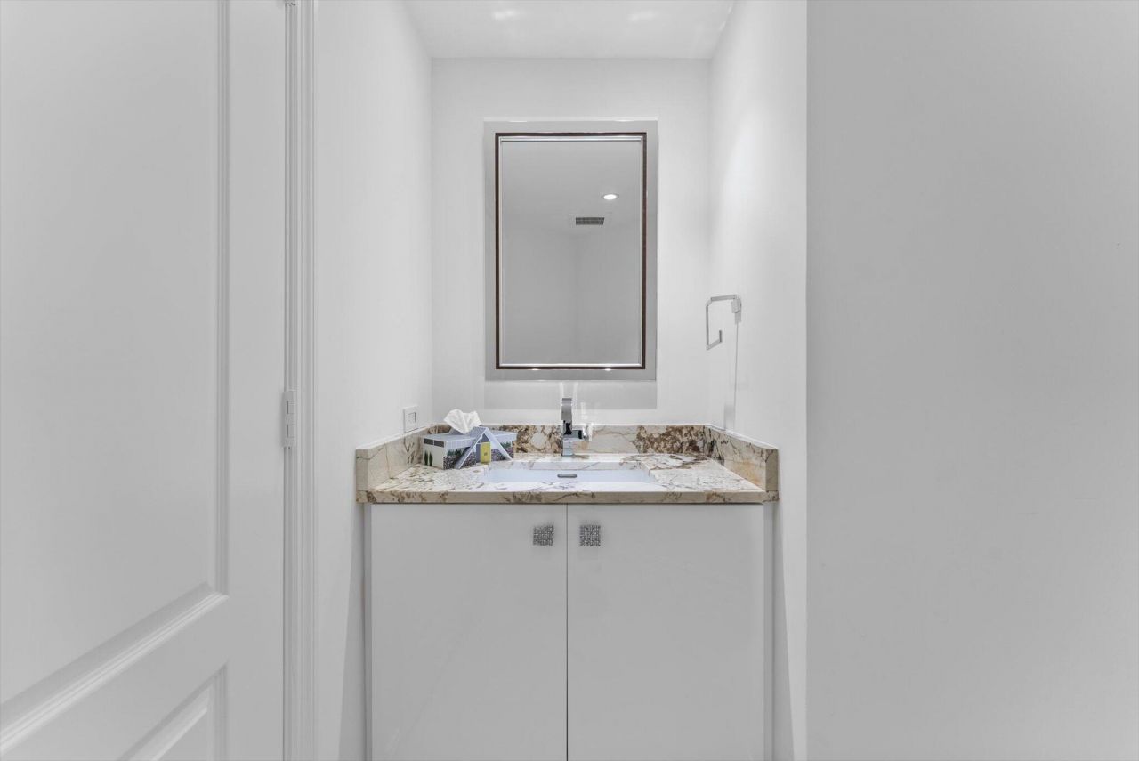 550 SE Mizner Boulevard, Unit B206, Boca Raton, FL 33432 Photo