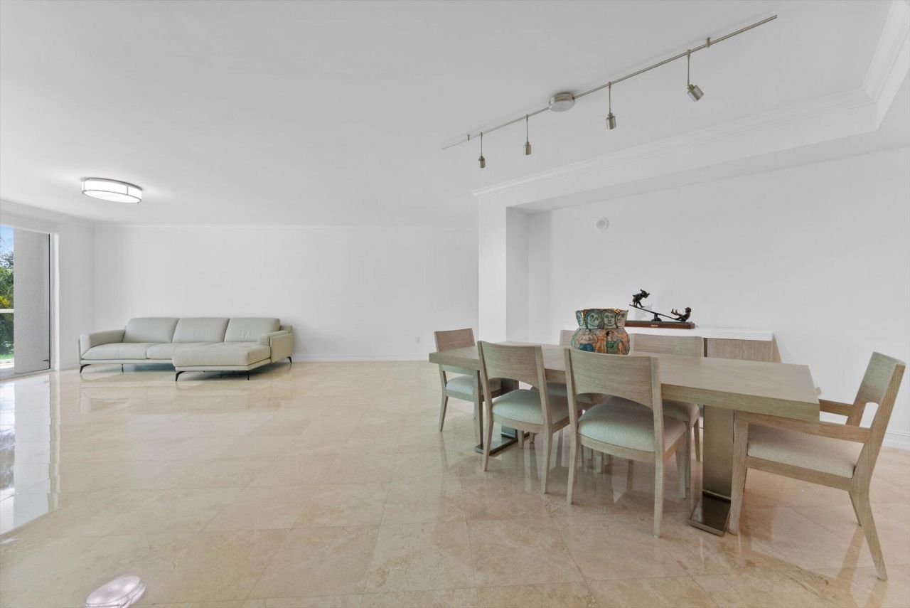 550 SE Mizner Boulevard, Unit B206, Boca Raton, FL 33432 Photo