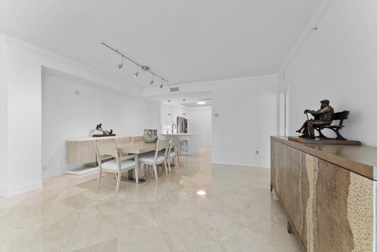 550 SE Mizner Boulevard, Unit B206, Boca Raton, FL 33432 Photo