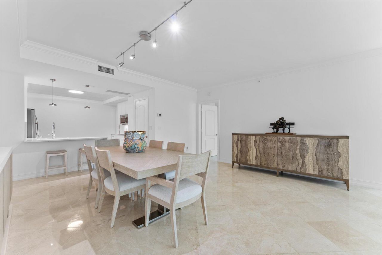 550 SE Mizner Boulevard, Unit B206, Boca Raton, FL 33432 Photo