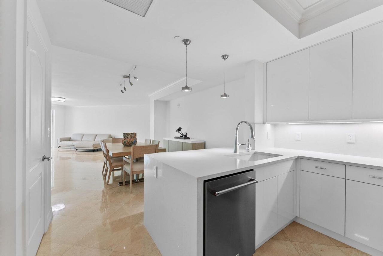 550 SE Mizner Boulevard, Unit B206, Boca Raton, FL 33432 Photo