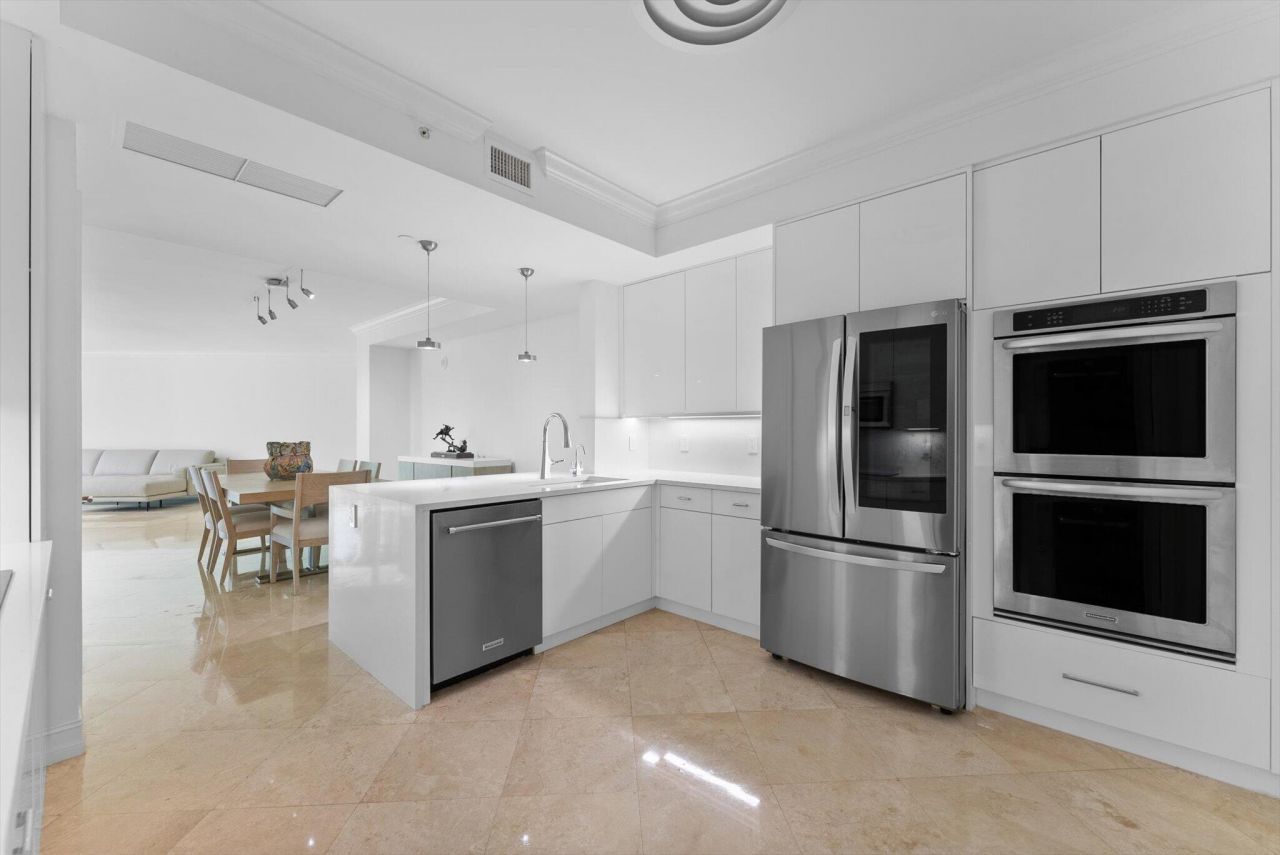 550 SE Mizner Boulevard, Unit B206, Boca Raton, FL 33432 Photo