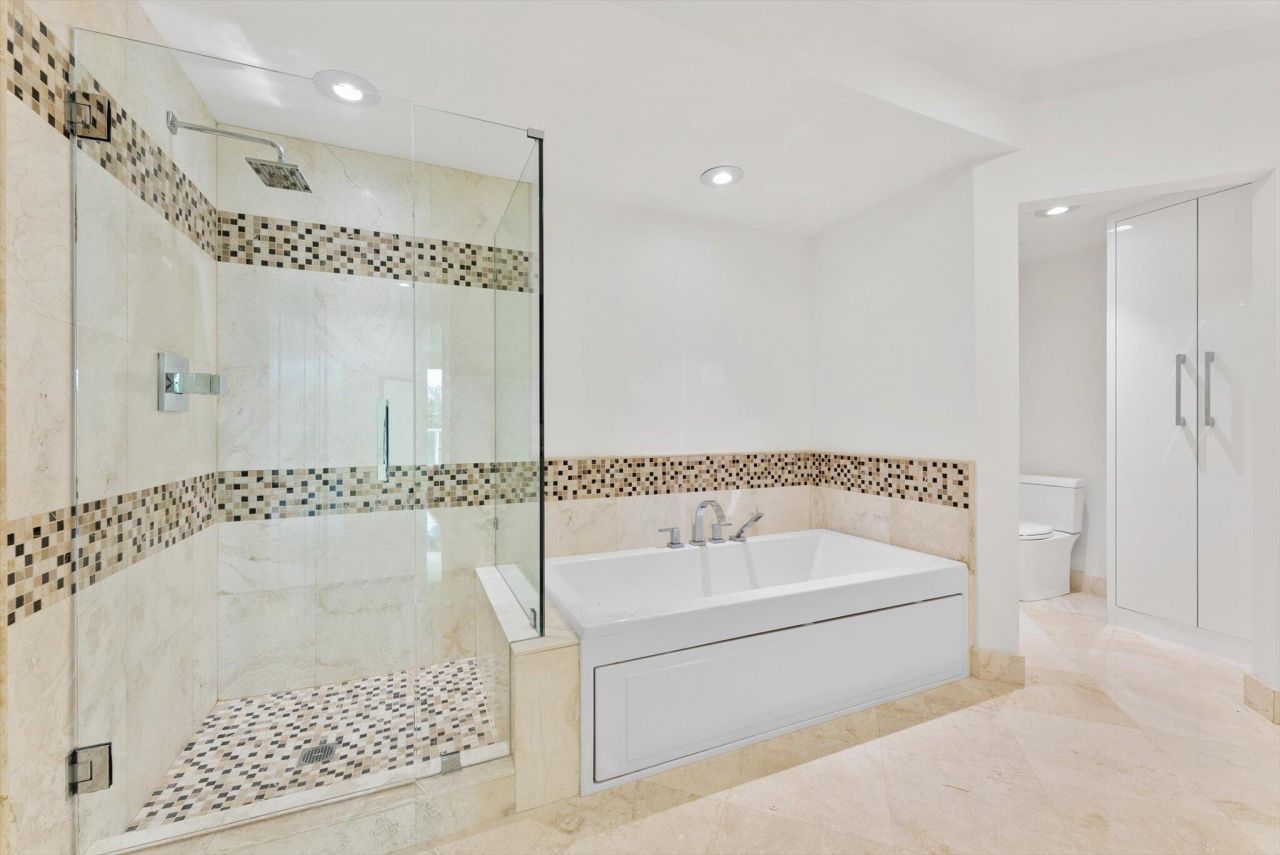 550 SE Mizner Boulevard, Unit B206, Boca Raton, FL 33432 Photo