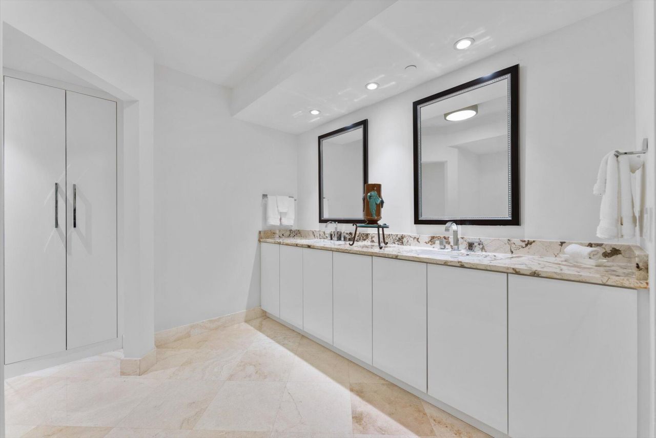 550 SE Mizner Boulevard, Unit B206, Boca Raton, FL 33432 Photo