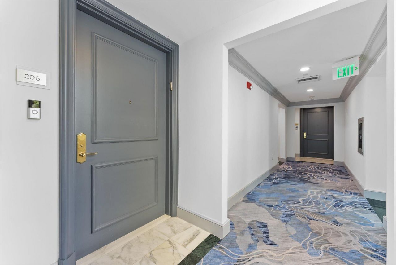 550 SE Mizner Boulevard, Unit B206, Boca Raton, FL 33432 Photo