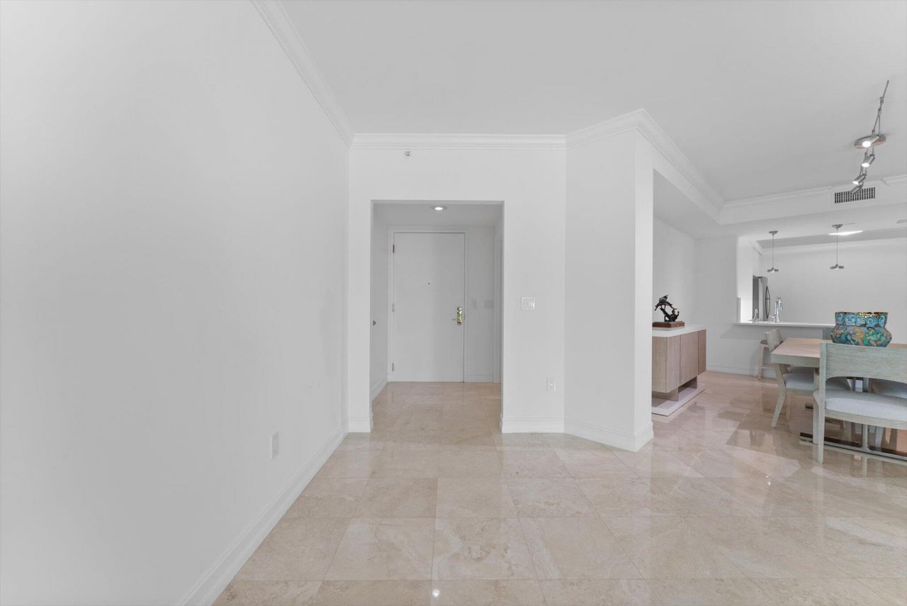 550 SE Mizner Boulevard, Unit B206, Boca Raton, FL 33432 Photo