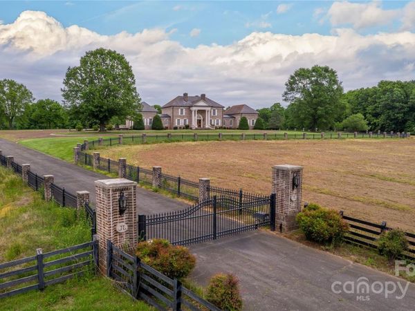 1100 Glen Oaks Drive, Hamptonville, NC 27020