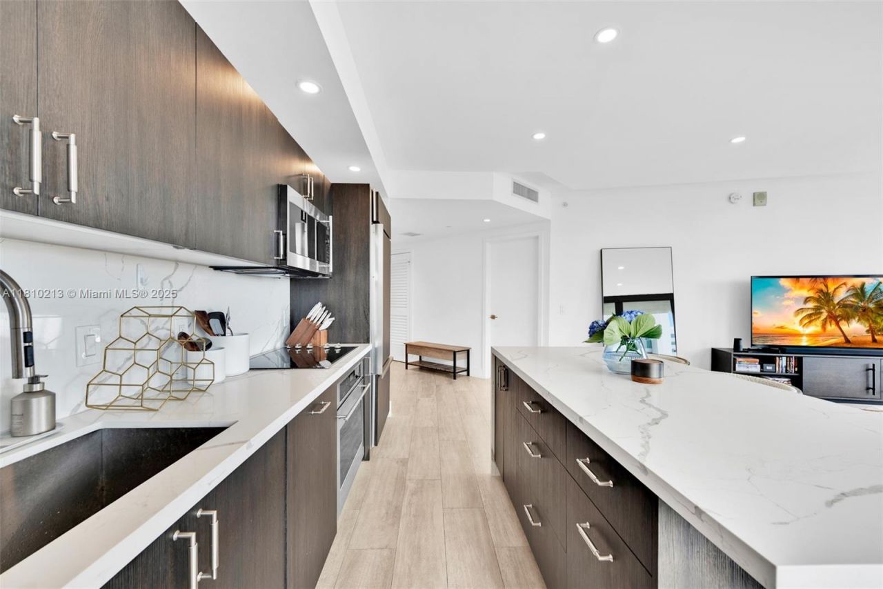 121 NE 34th St, Unit L304, Miami, FL 33137 Photo