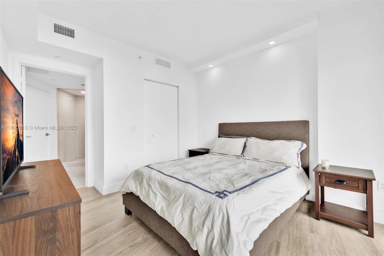 121 NE 34th St, Unit L304, Miami, FL 33137 Photo