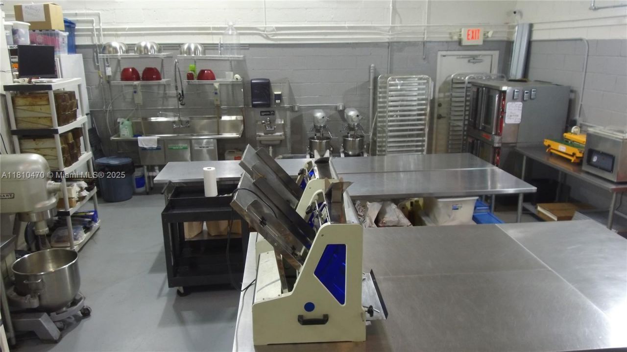 1365 NW 98th Ct, Doral, FL 33172 Photo