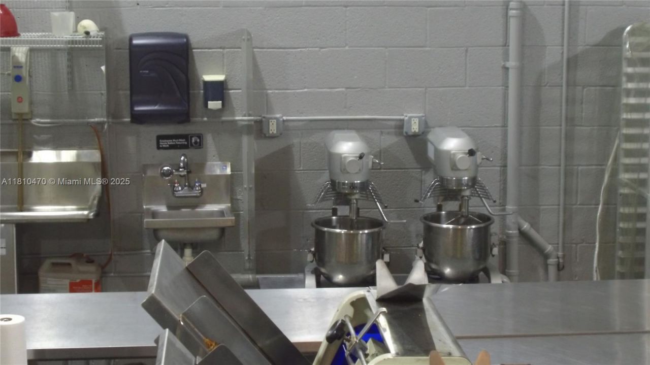 1365 NW 98th Ct, Doral, FL 33172 Photo