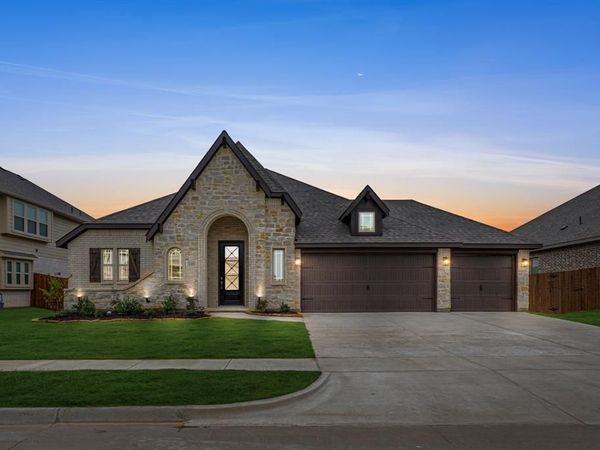 140 Claywood Drive, Glenn Heights, TX 75154