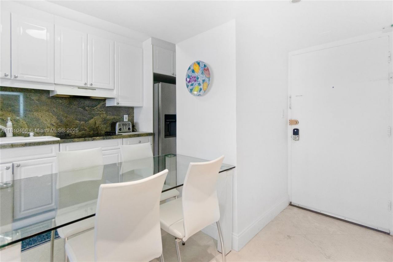 100 Lincoln Rd, Unit 827, Miami Beach, FL 33139 Photo