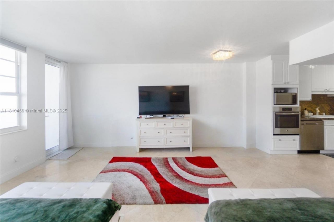 100 Lincoln Rd, Unit 827, Miami Beach, FL 33139 Photo