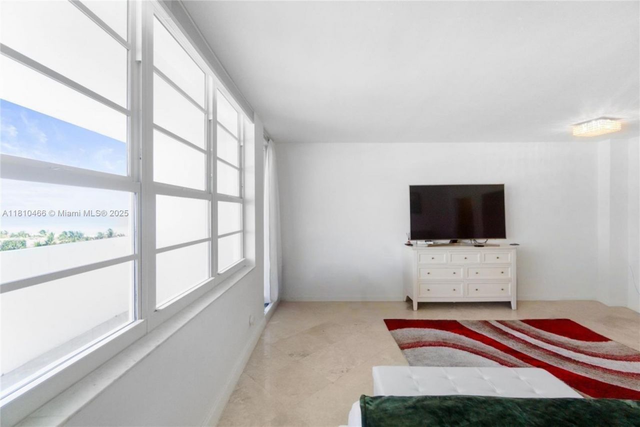 100 Lincoln Rd, Unit 827, Miami Beach, FL 33139 Photo