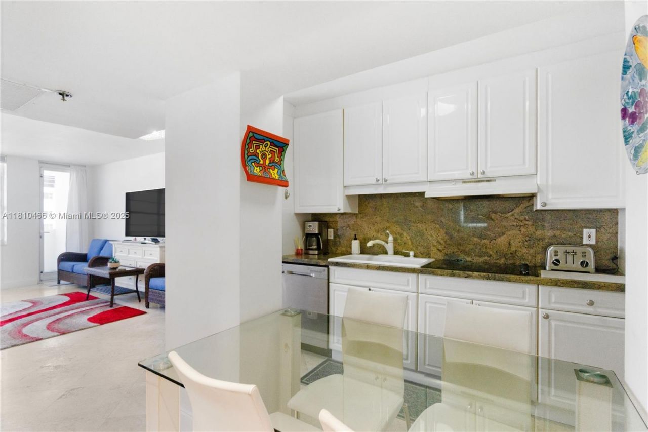 100 Lincoln Rd, Unit 827, Miami Beach, FL 33139 Photo