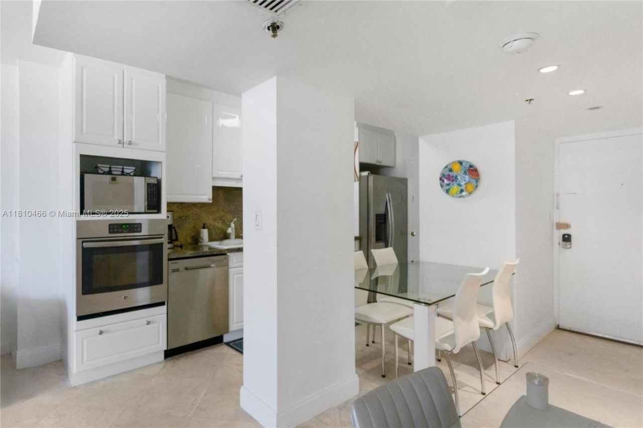 100 Lincoln Rd, Unit 827, Miami Beach, FL 33139 Photo