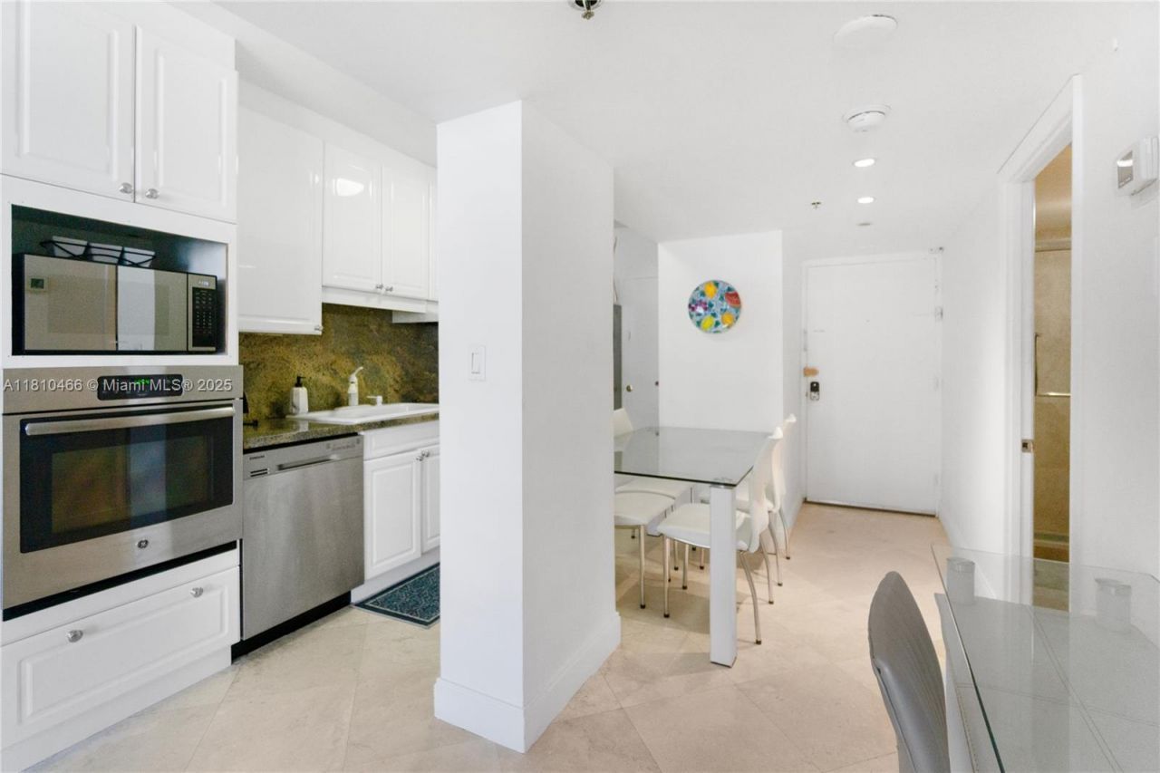 100 Lincoln Rd, Unit 827, Miami Beach, FL 33139 Photo
