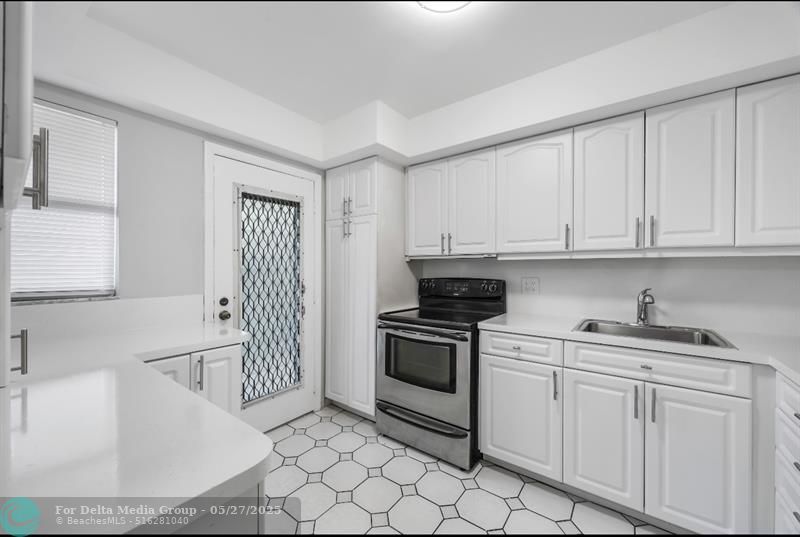 6100 S Falls Circle Drive, Unit 204, Lauderhill, FL 33319 Photo