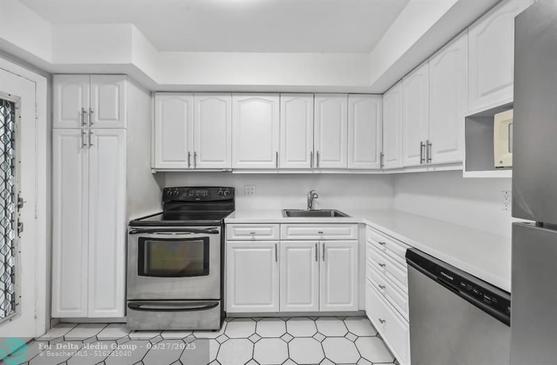 6100 S Falls Circle Drive, Unit 204, Lauderhill, FL 33319 Photo