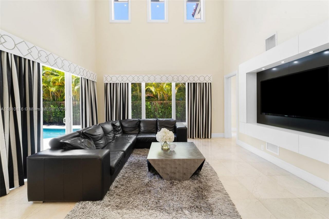 275 189th Ter, Sunny Isles Beach, FL 33160 Photo