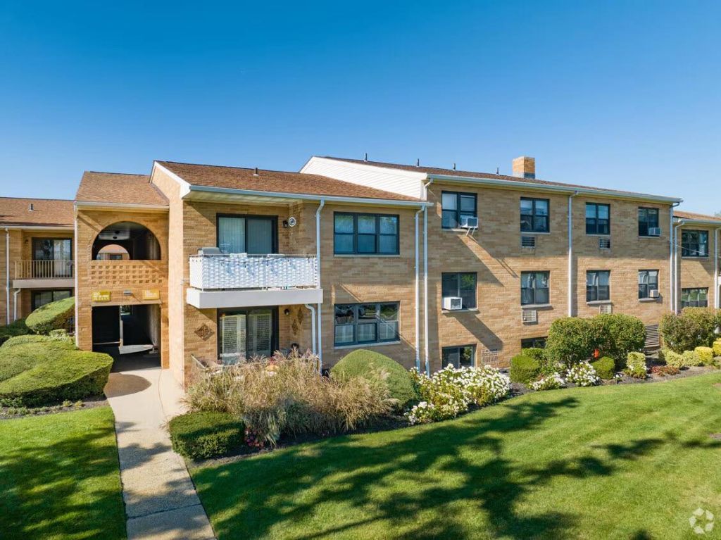8 Florence Avenue, Unit 16C, Freeport, NY 11520 Main Photo