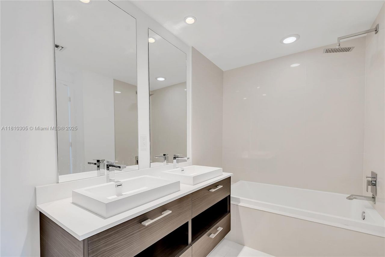 45 SW 9th St, Unit 2105, Miami, FL 33130 Photo